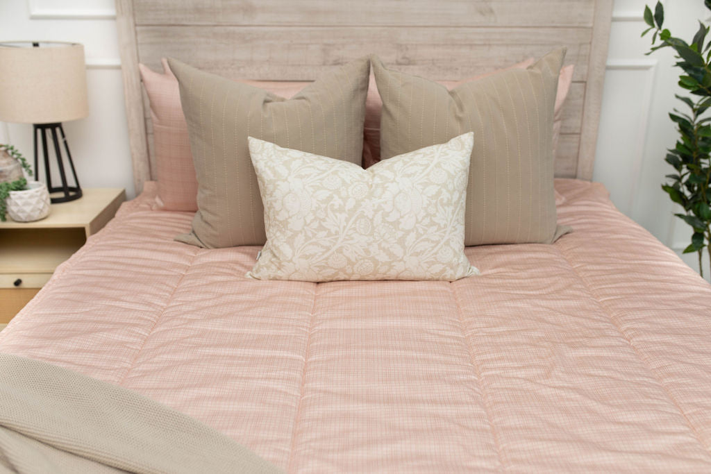 Soft peach sketched bedding with tan pillows, floral pillow and tan throw blanket. Teen girl bedding, girl bedding, zipper bedding, best dorm bedding, bedding for bunk beds