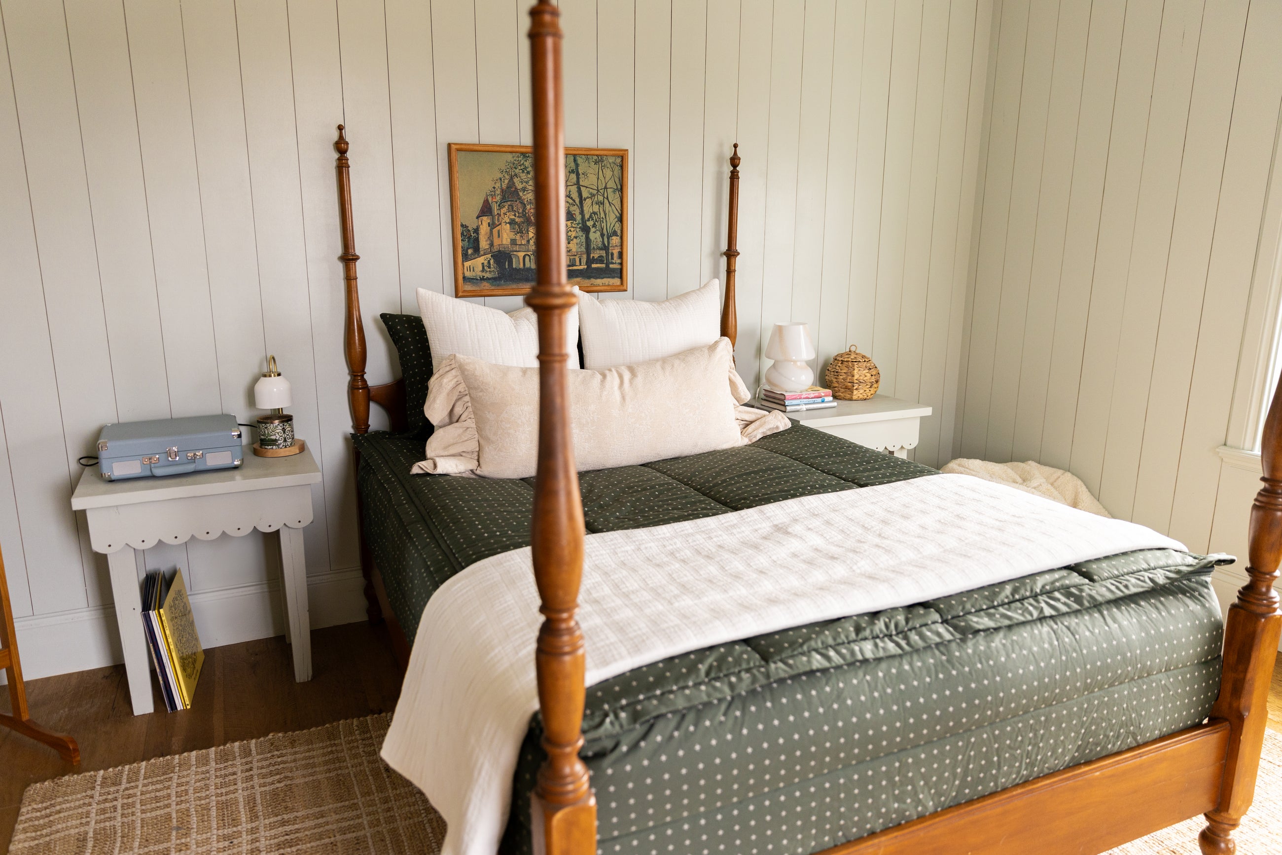 Green zipper bedding with white blanket and white and tan pillows