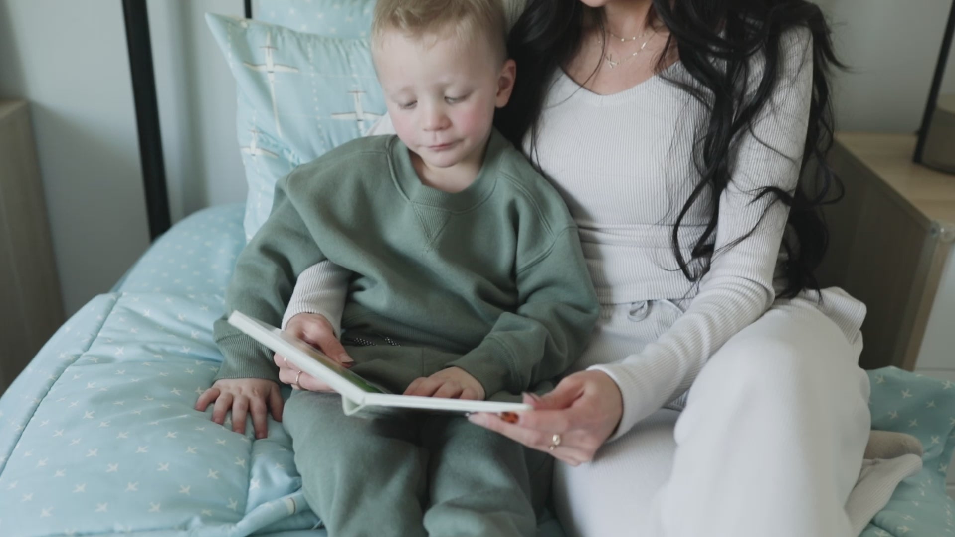 A video highlighting light blue airplane kids bedding and it's unique functionalities.