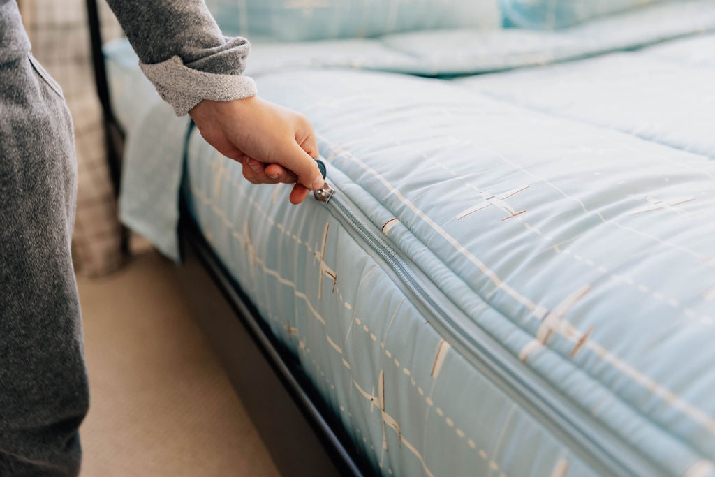 hand zipping light blue zipper bedding with airplane design