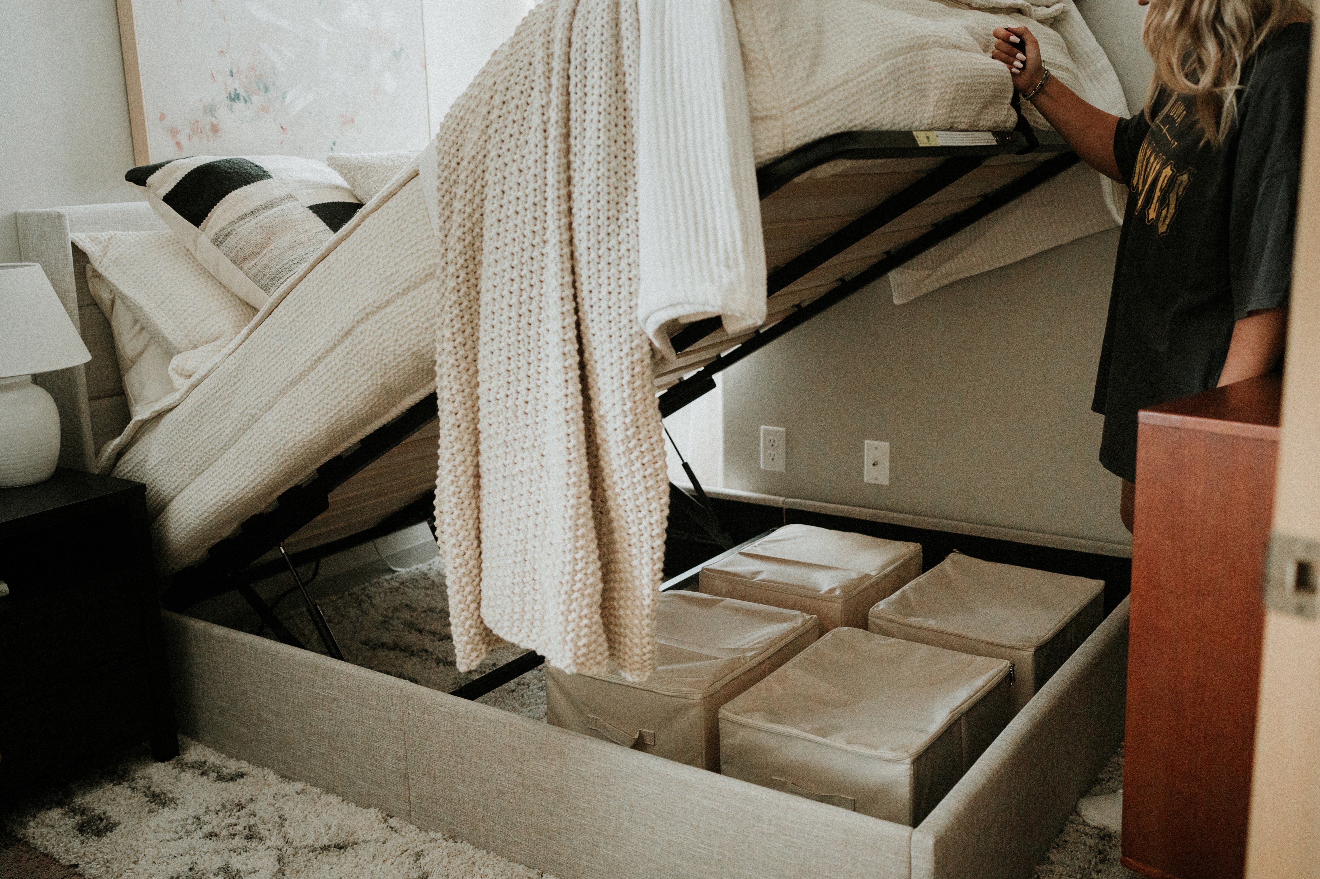 
      Top 7 Tips for Apartment Home Decor: Bedroom Edition
    