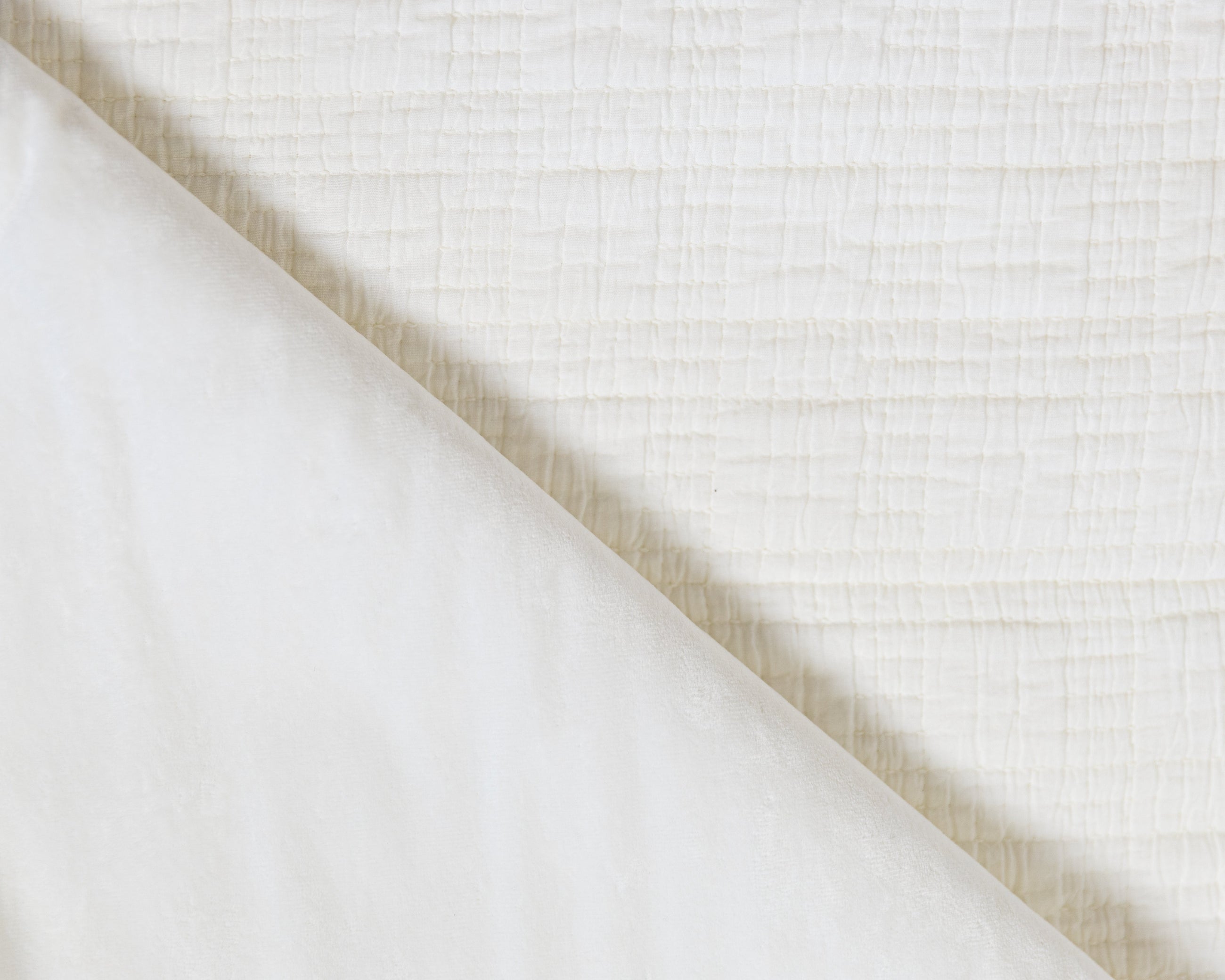 photo that shows both white velvet and white knitted blanket