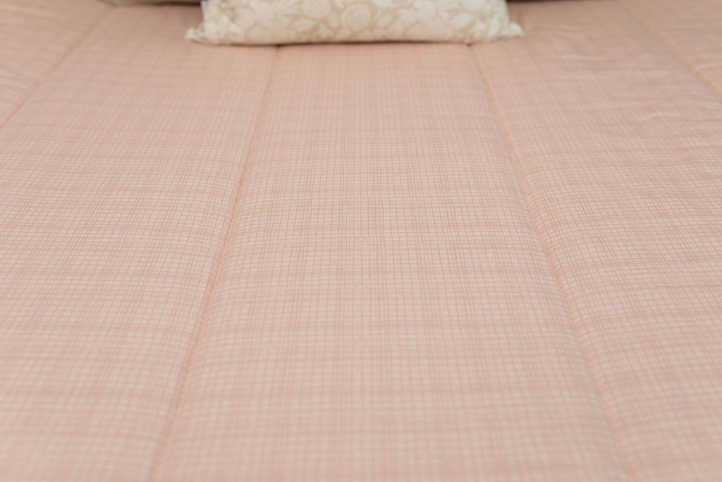 Soft peach sketched bedding with tan pillows, floral pillow and tan throw blanket. Teen girl bedding, girl bedding, zipper bedding, best dorm bedding, bedding for bunk beds