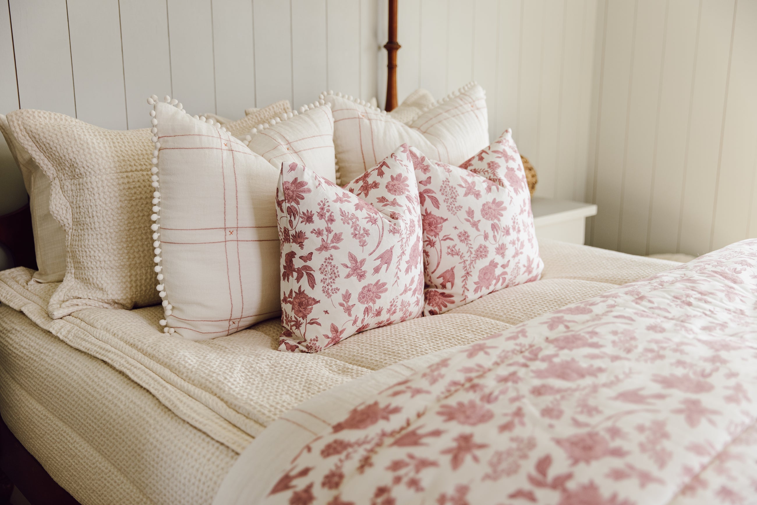 Cream zipper bedding with white and pink accessories