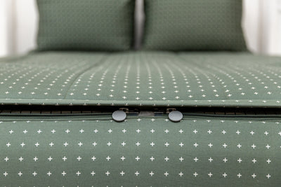 Bottom zipper shot showing both zippers meeting at bottom on green zipper bedding