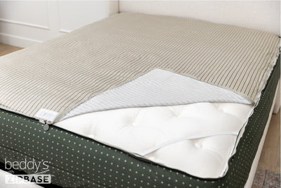 Bottom sheet unzipped partially on dark green zipper bedding