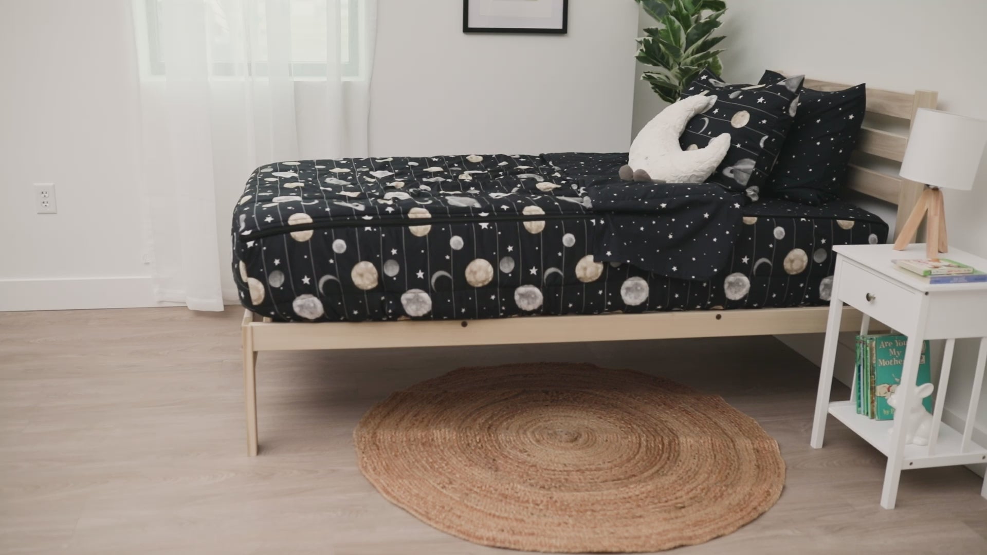 A video highlighting black planets and stars kids bedding and it's unique functionalities.