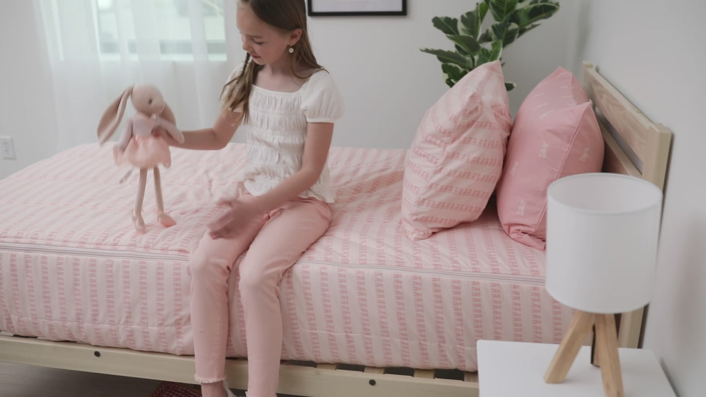 A video highlighting pink ballet shoes kids bedding and it's unique functionalities.