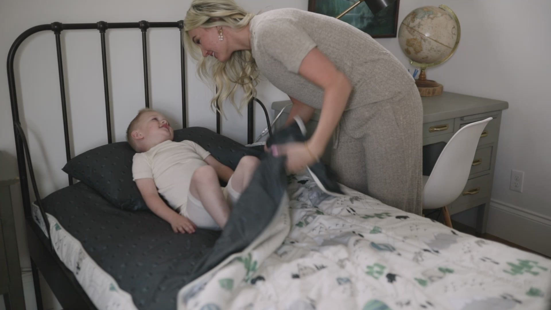 A video highlighting kids zipper bedding and it's unique functionalities.