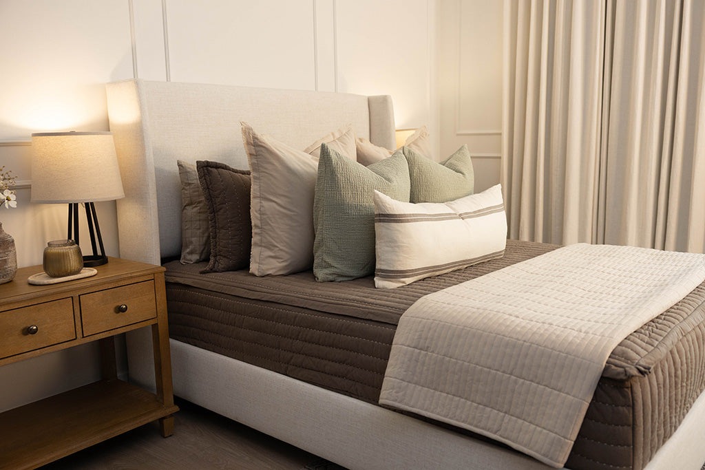 thumbnail image 2 of Luxury Shimmer Pintuck Duvet Cover Set – Double/King/Super King With 2 Pillowcases 2 of 5
