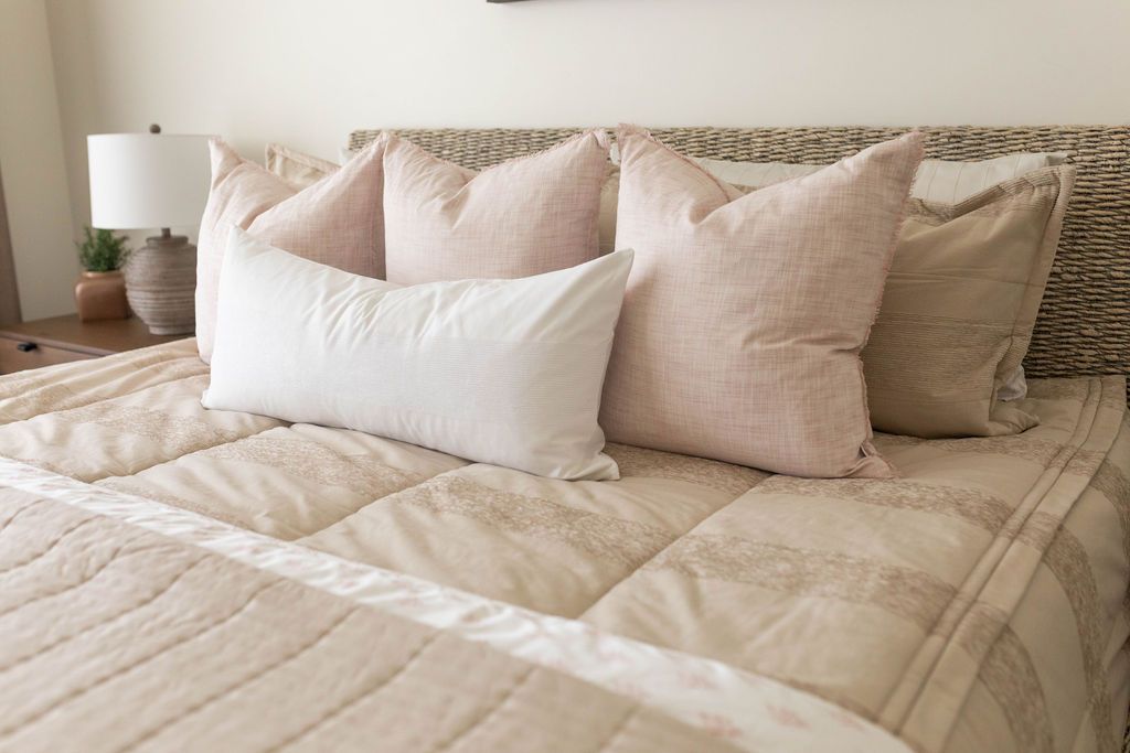 Pretty pillows for fashion bed