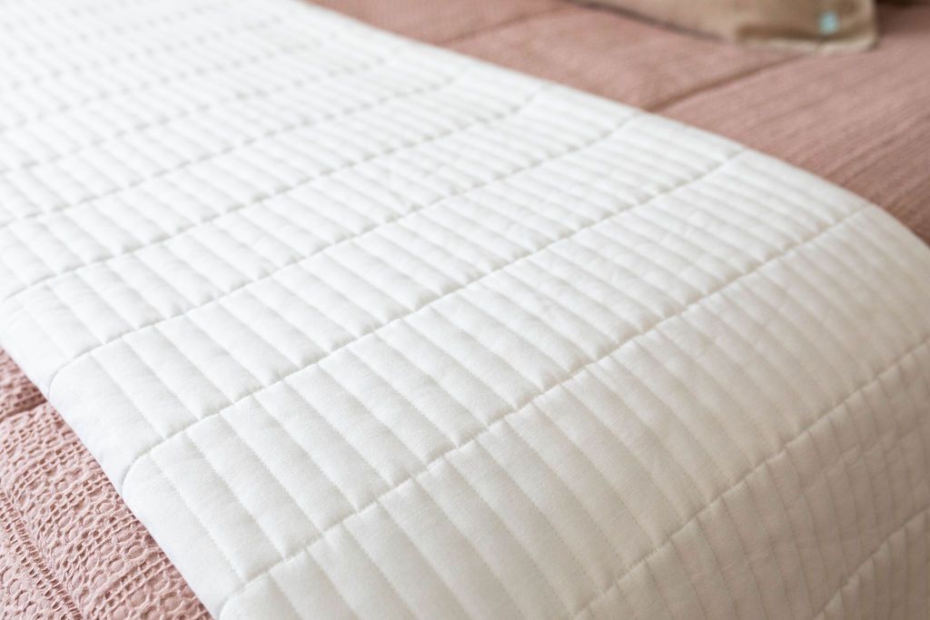 White quilted blanket on pink zipper bedding