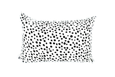 White and black spotted pillowcase 