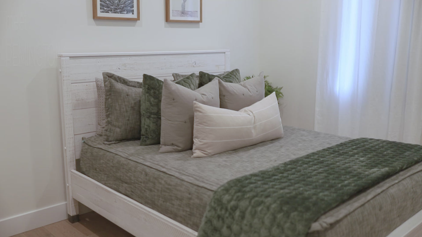 Video highlighting and styling Green zipper bedding with matching pillowcases and shams and other accessories 