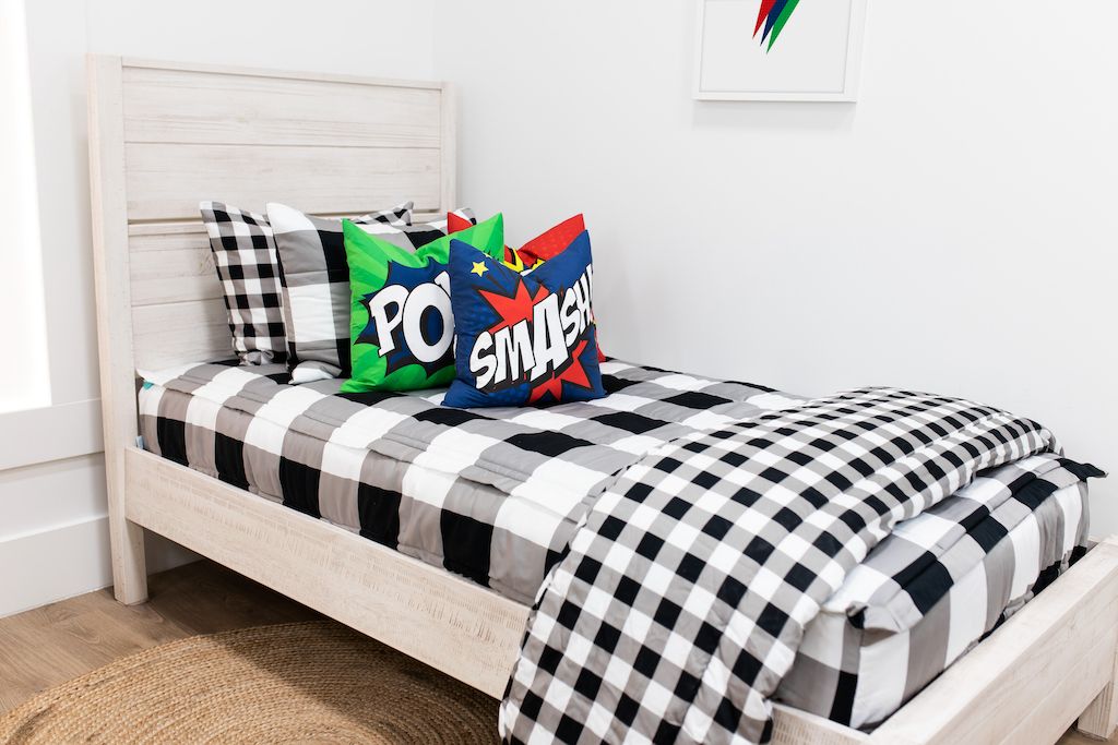 Dakota Beddy's  Zipper bedding, Black and white interior, White interior