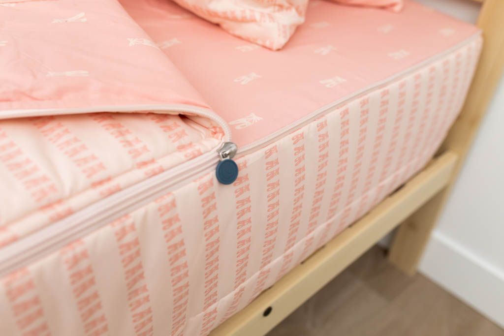 A close up on the zipper feature of a set of pink ballet shoes kids zipper bedding.