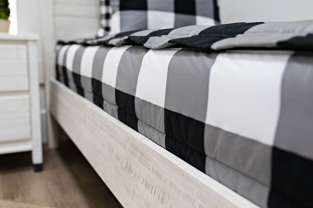 Dakota Beddy's  Zipper bedding, Black and white interior, White